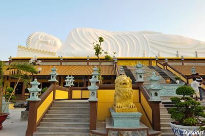 49 bậc cấp tượng trưng 49 năm hành đạo của Đức Phật – Ảnh: Dysport (saigonphoto.net)
