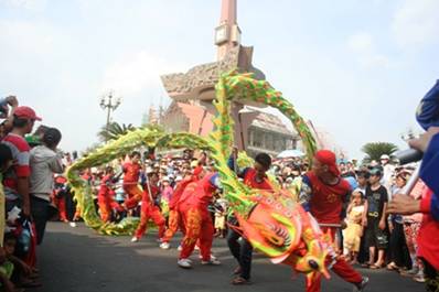 Biểu diễn múa rồng – Ảnh: Công Quang (dantri.vn – 17.02.2011)