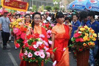 Gánh hoa ra phố – Ảnh: Công Quang (dantri.vn – 17.02.2011)