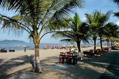 Bãi biển Cửa Lò – Ảnh: nguồn httourist.vn