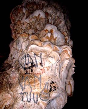 Một cột đá rất đẹp bị bôi ẩn – Ảnh: Thu Ngân (VnExpress.net)