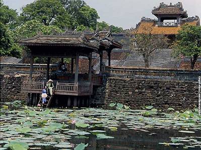 Hồ Lưu Khiêm và Khiêm Môn – Ảnh: nguồn dulich-hue.net