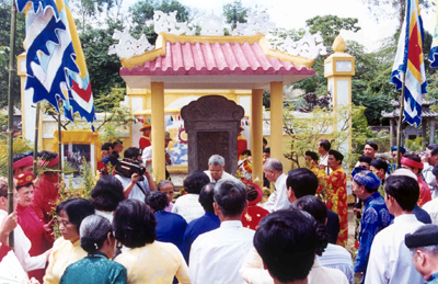 Bia mộ vua Duy Tân – Ảnh: Mai Kim Thành