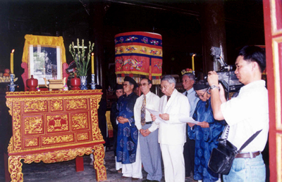 Lễ giỗ vua Duy Tân trong điện Long Ân – Ảnh: Mai Kim Thành