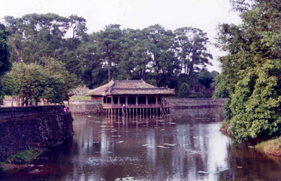 Tạ Xung khiêm trên hồ Lưu Khiêm – Ảnh: Mai Kim Thành