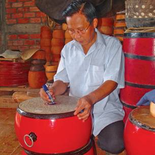 Nghệ nhân Năm Mến chăm chút từng sản phẩm (sgtt.vn 2-2-2008)