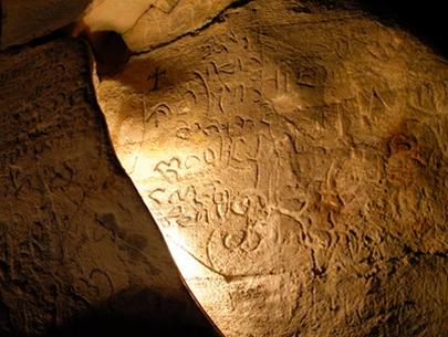 Chữ Chăm cổ được khắc tại hang Bi Ký – Ảnh: T.T.D. (TTO – 12.03.2008)