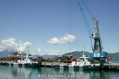 Bốc dỡ hàng gỗ lóng – Ảnh: nguồn chanmayport.com.vn