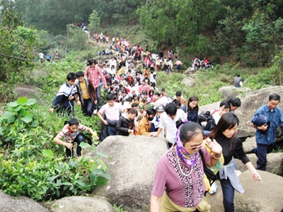 đông đảo khách thập phương lại về với chùa Hương Tích 