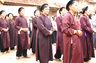 Các liền chị bên đền Vua Bà 