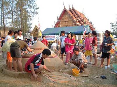 Đắp núi cát trong sân chùa 