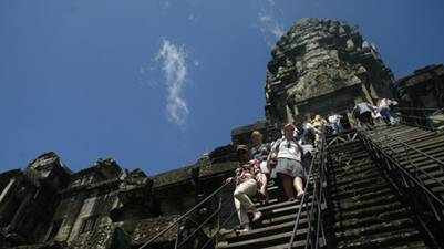 Du khách khám phá Angkor Wat 