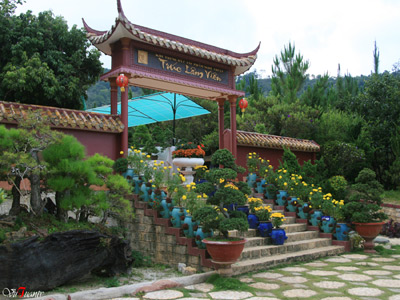 Cổng chính Trúc Lâm Viên 