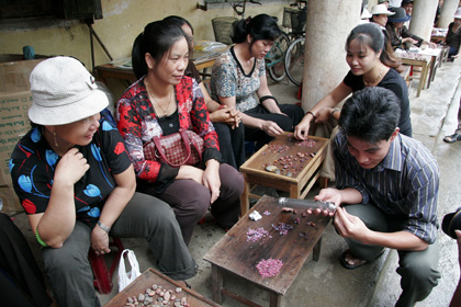 Người mua là cánh mày râu 