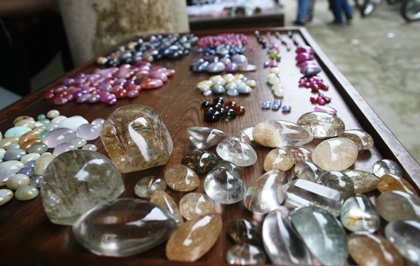 Đá qúy bày bán tại chợ đá qúy Lục Yên 