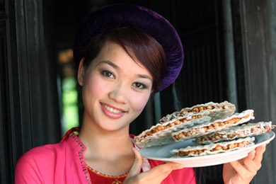 Người đẹp Hà Tĩnh giới thiệu kẹo Cu Đơ 