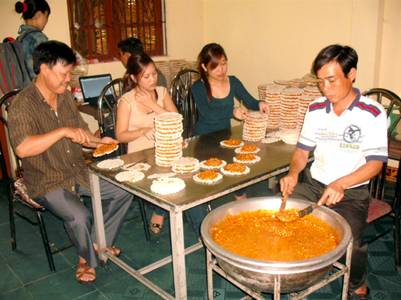 Đổ kẹo ra bánh tráng 