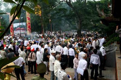 Rất đông người dân tham dự lễ hội 