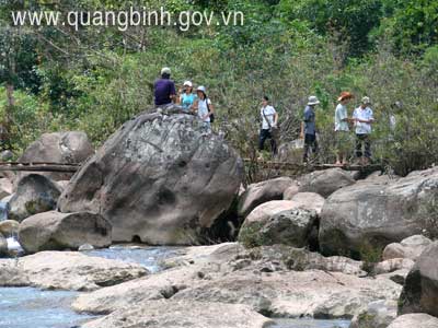 Dòng suối lô nhô những tảng đá 