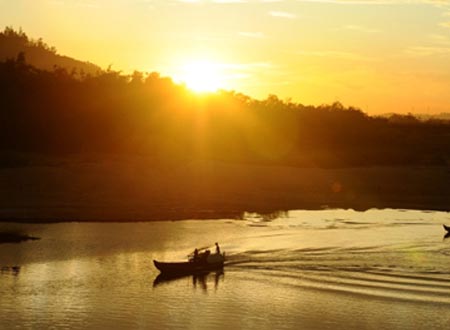 Nắng sớm trên dòng Đăk Bla 