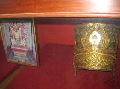 Ảnh tượng vua Pô Klong Mo H'Nai và vương miện 