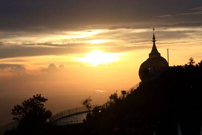 Bình minh trên núi Kyaikhtiyo 