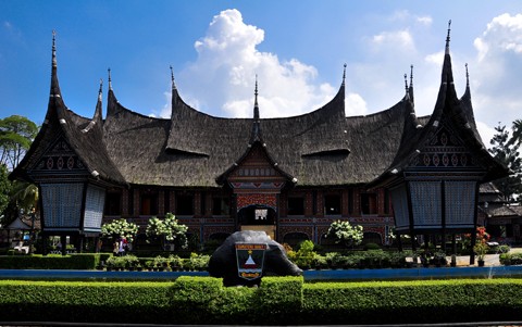 Nhà chính “Rumah Gadang” 