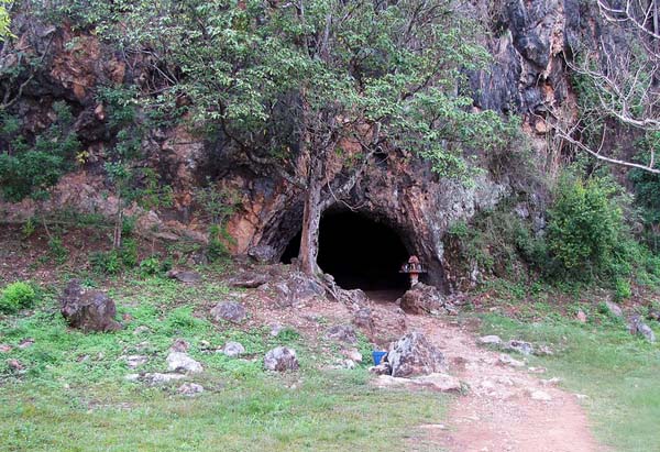 Một hang động gần Bản Ang 