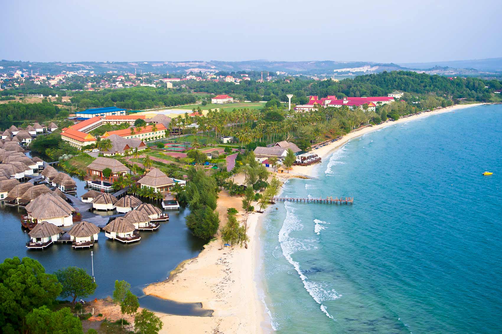 Một khu resort cạnh bãi biển 