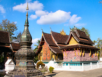 Đài Phật và tháp phía sau Miếu Đỏ 