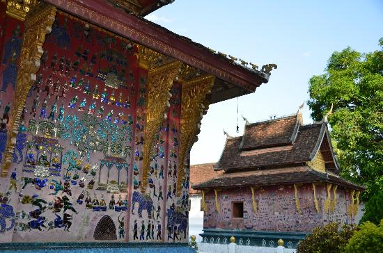Thư viện Tam Tạng và Miếu Đỏ 