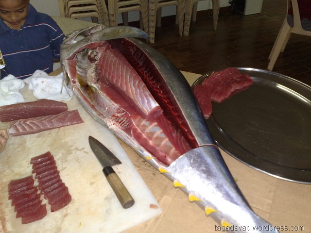 Xẻ thịt cá ngừ tươi 