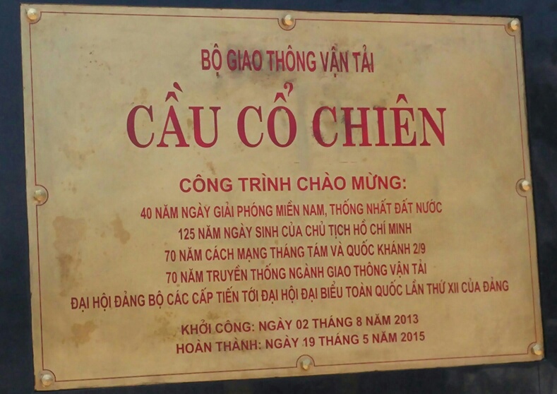 Bia kỷ niệm tại hai đầu cầu Cổ Chiên 