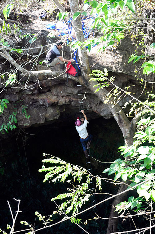 Đu thang dây xuống hang C7 