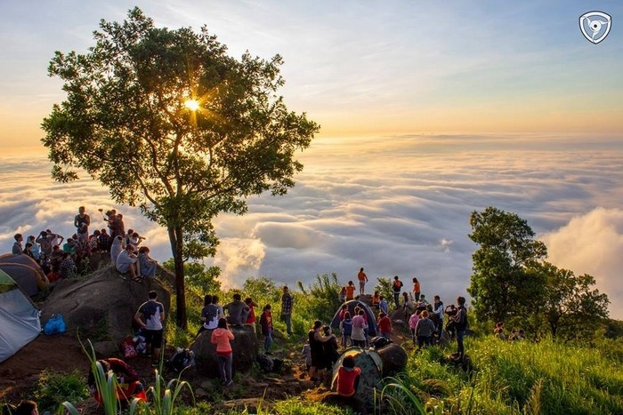 Du khách trên đỉnh núi Bà Đen 