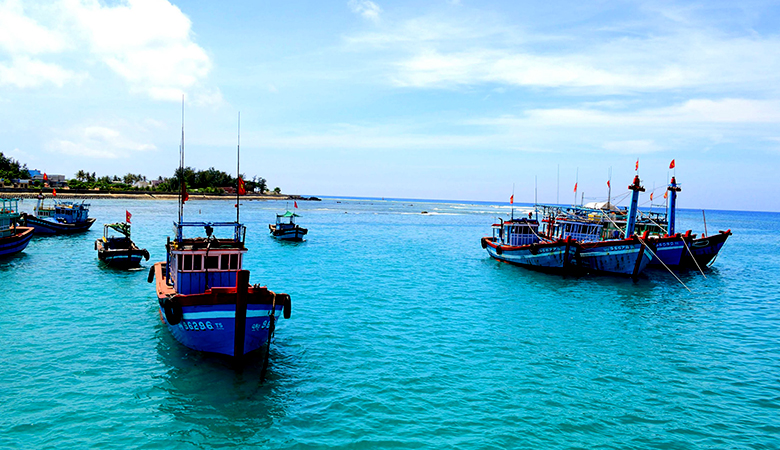 Tàu đánh cá trên đảo Lý Sơn 