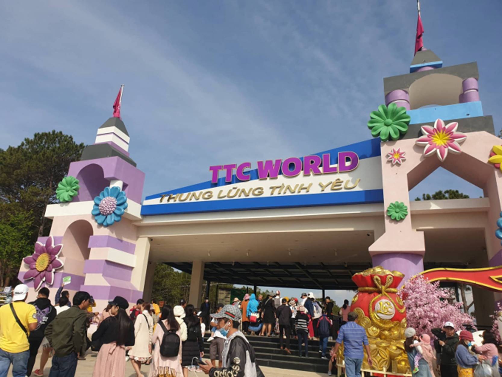 Cổng chính TTC World Thung lũng Tình yêu 