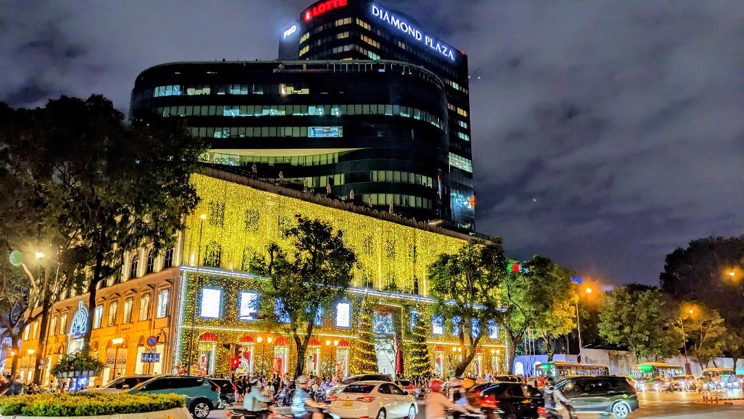 Trang trí Giáng sinh tại Thương xá Diamond Plaza 