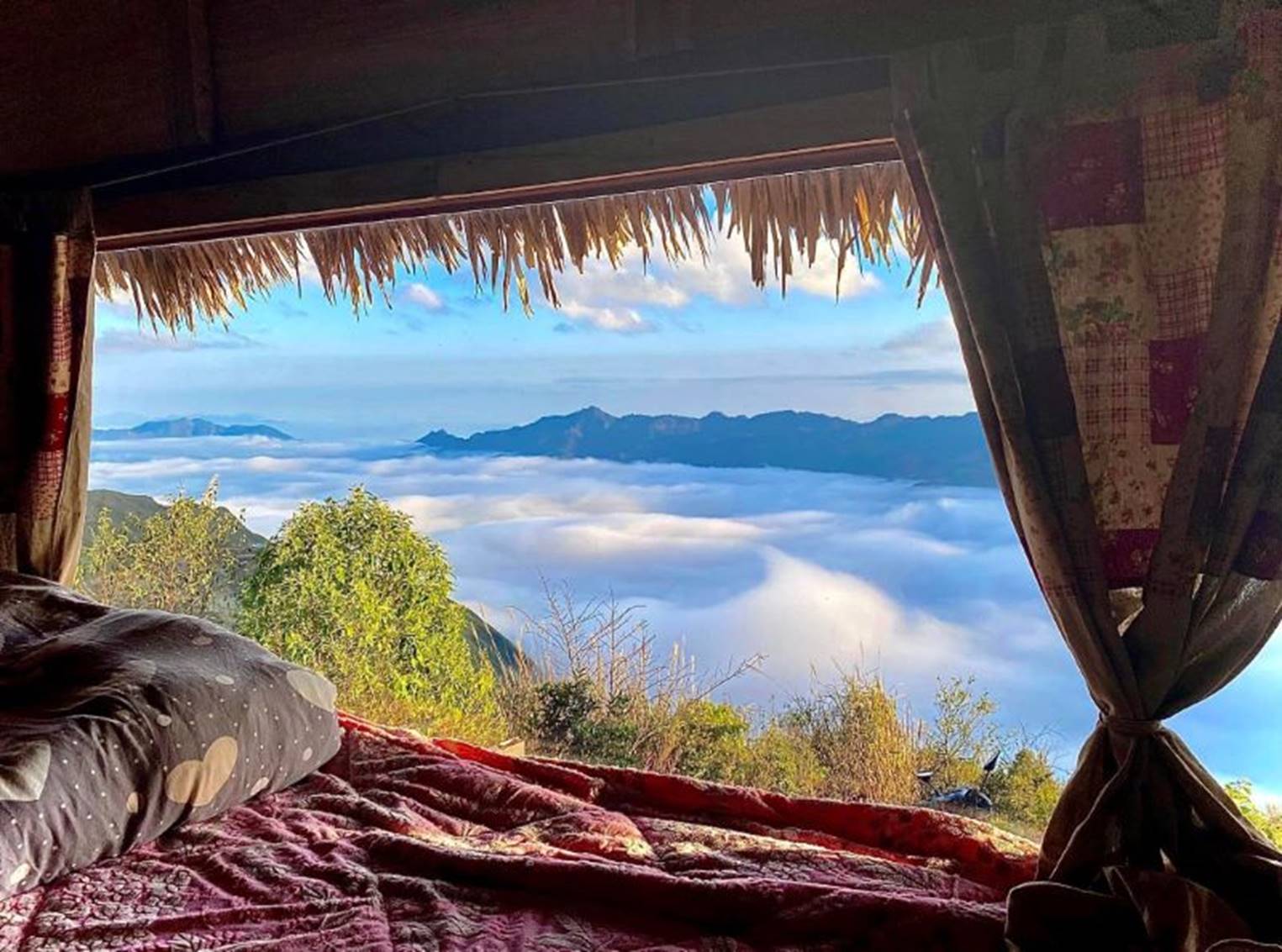 Ngắm mây từ trên giường 