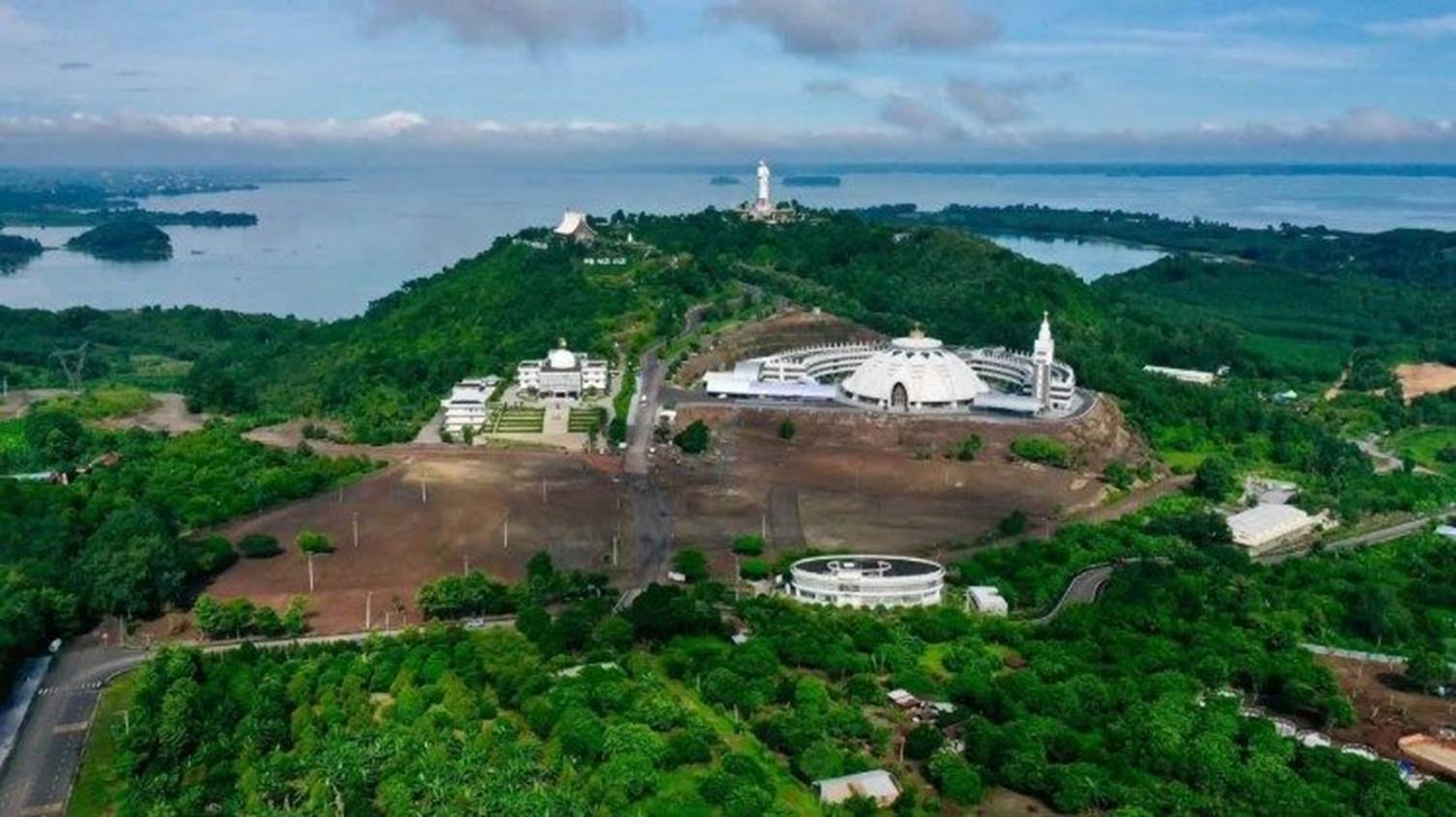 Trung tâm Hành hương nhìn xuống hồ Trị An 