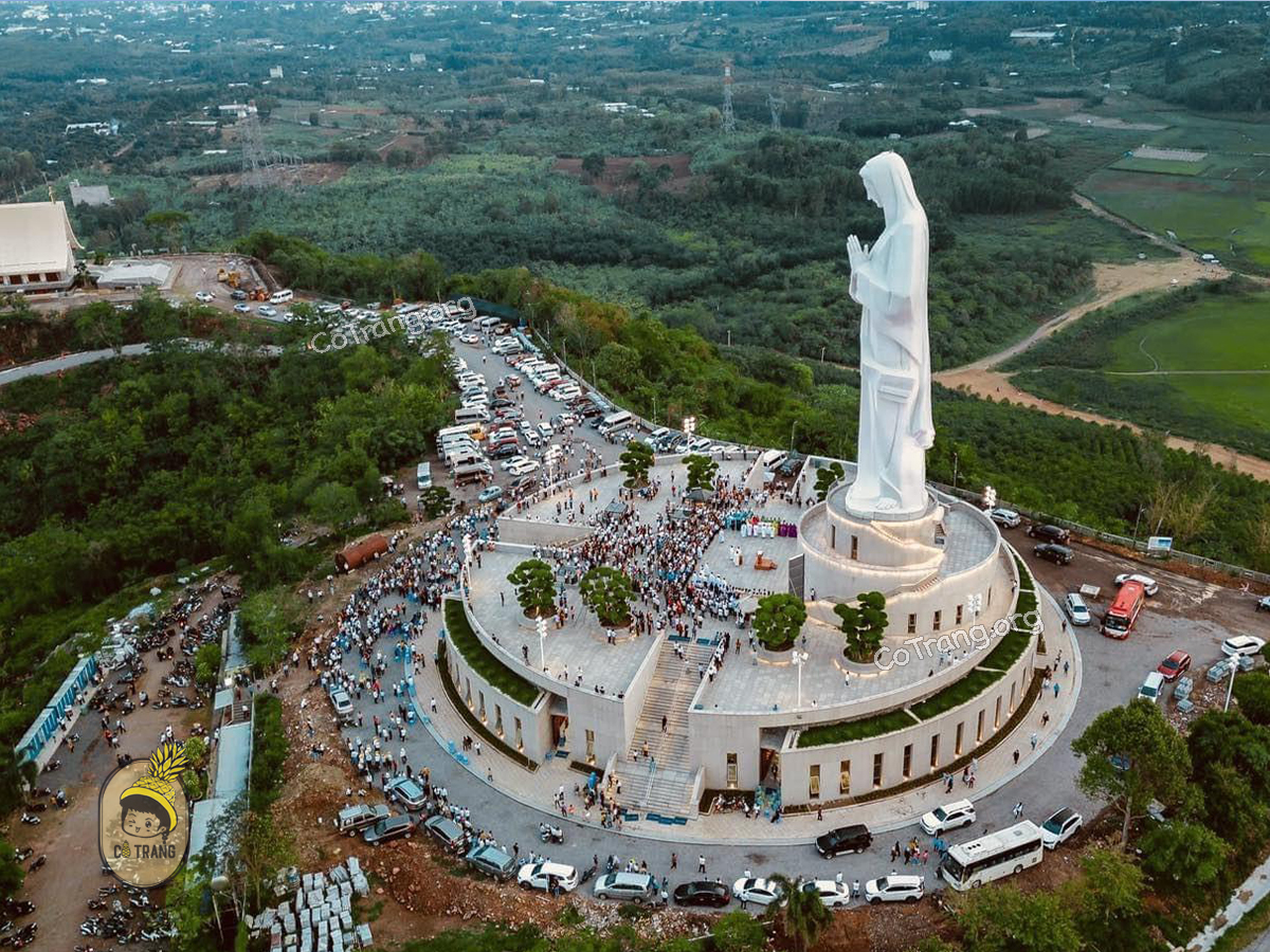 Đức Mẹ Núi Cúi thu hút nhiều khách hành hương 
